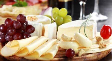 ארוחת הבוקר עם מגוון גבינות גליליות