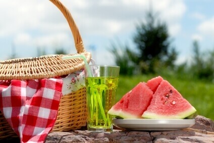 תפתיעו עם סלסלת פיקניק ופירות העונה