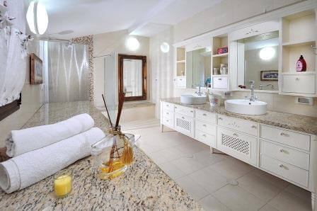 בממלכה של פינוקים האמבטיה היא מקום מרכזי, אגדה בכנרת (צילום ארנולד בר)