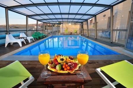 וילה מרשימה עם בריכה מחוממת, מלכי האוס (צילום ארנולד בר)