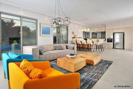 הסלון המרווח והמוקפד, מלכי האוס (צילום ארנולד בר)