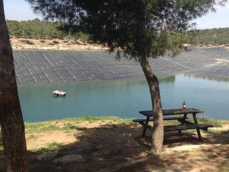 שולחנות פיקניקים פזורים, צילום יח"צ