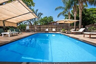 כחול ירוק בכפר