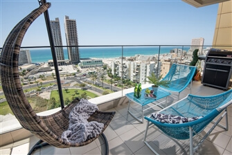 בת ים על הים